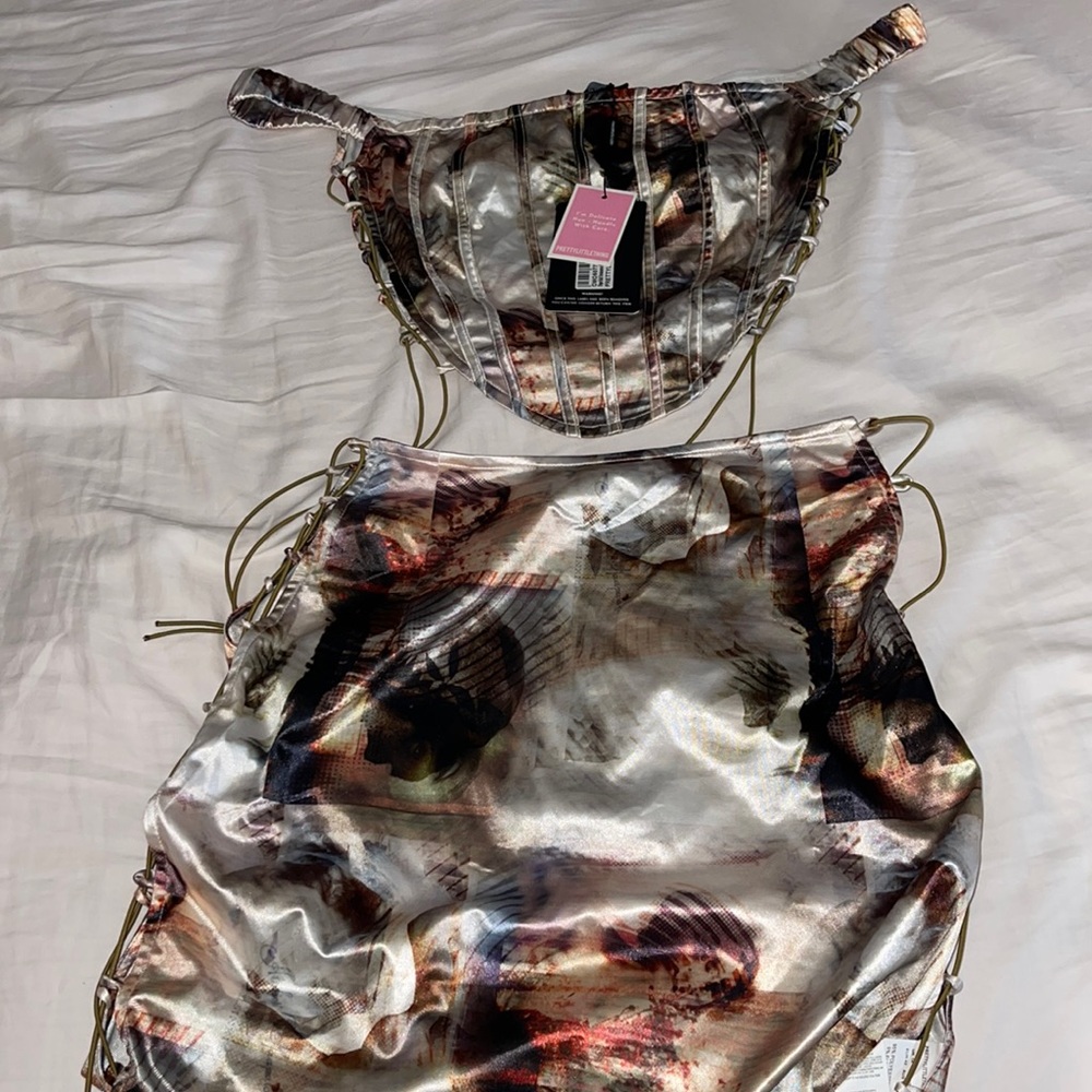 Super cute corset two piece renaissance set that ties up on the side